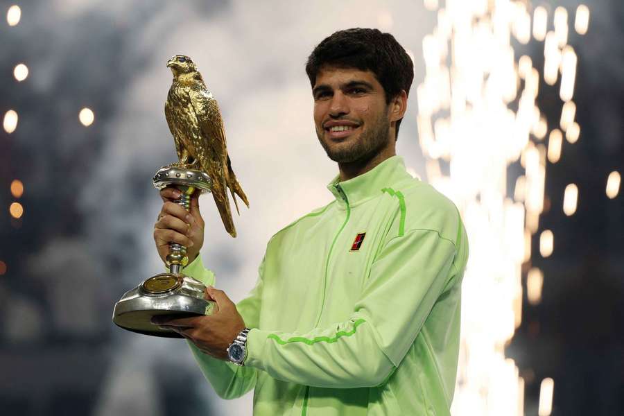 Alcaraz, con el trofeo de campeón de Doha Alcaraz, con el trofeo de campeón de Doha