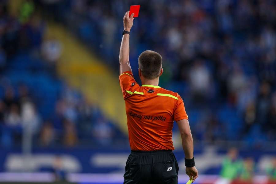 Doi arbitri retrași din preliminariile UCL după ce s-au îmbătat și au furat un indicator rutier