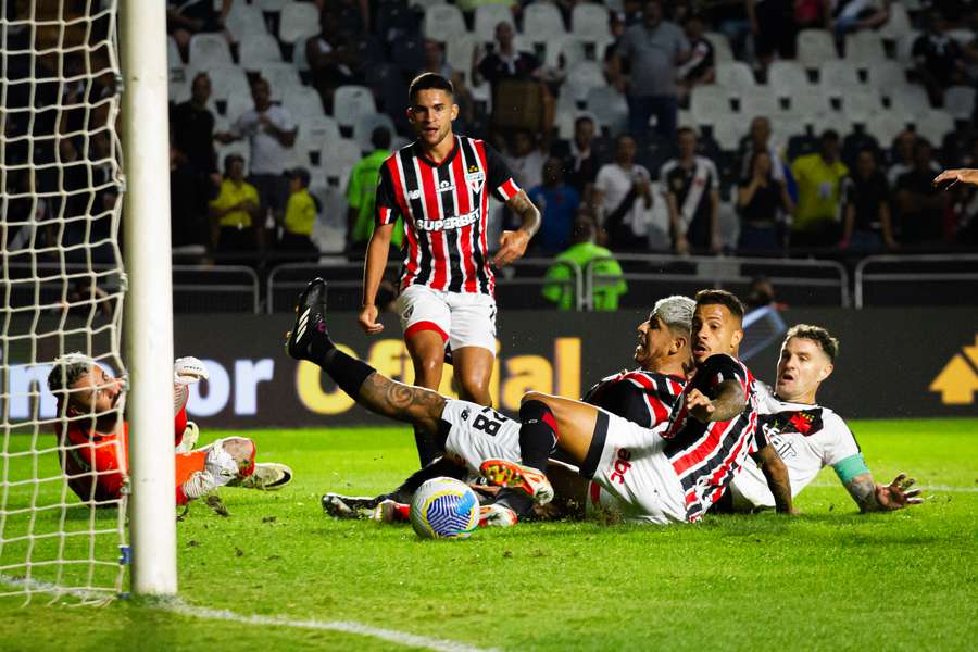 O gol de empate do Vasco surgiu de uma confusão na área