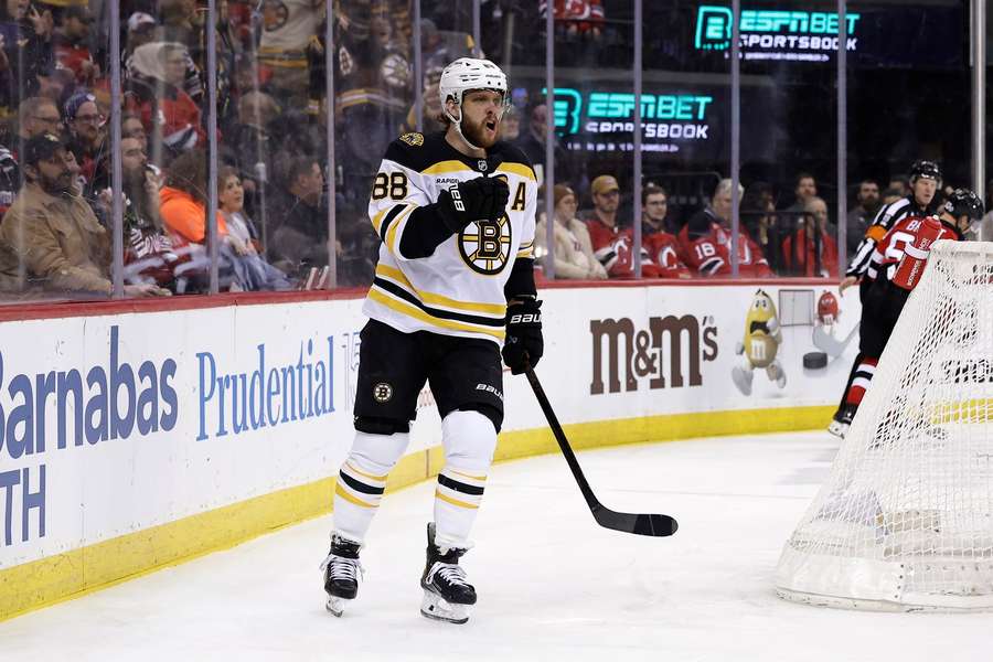 Pastrňák v NHL sice boduje, Boston je ale mimo pozice zaručující play off.