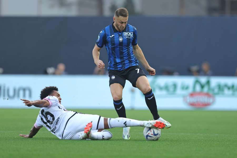 Teun Koopmeiners in duel met Weston McKennie van Juventus
