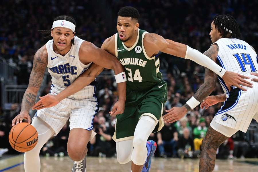 Giannis Antetokounmpo, atacante do Milwaukee Bucks, comete falta em Paolo Banchero, atacante do Orlando Magic