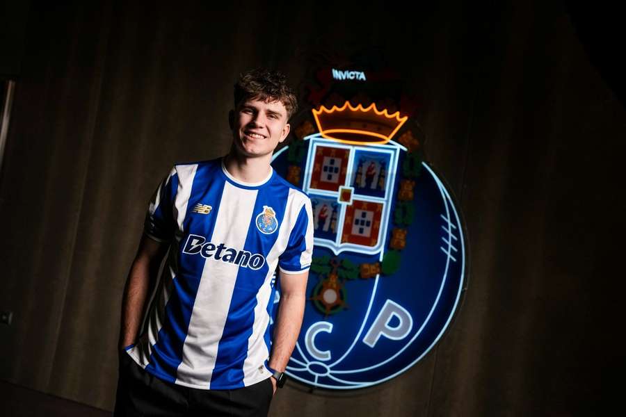 Oskar Pietuszewski assinou contrato com o FC Porto até 2029