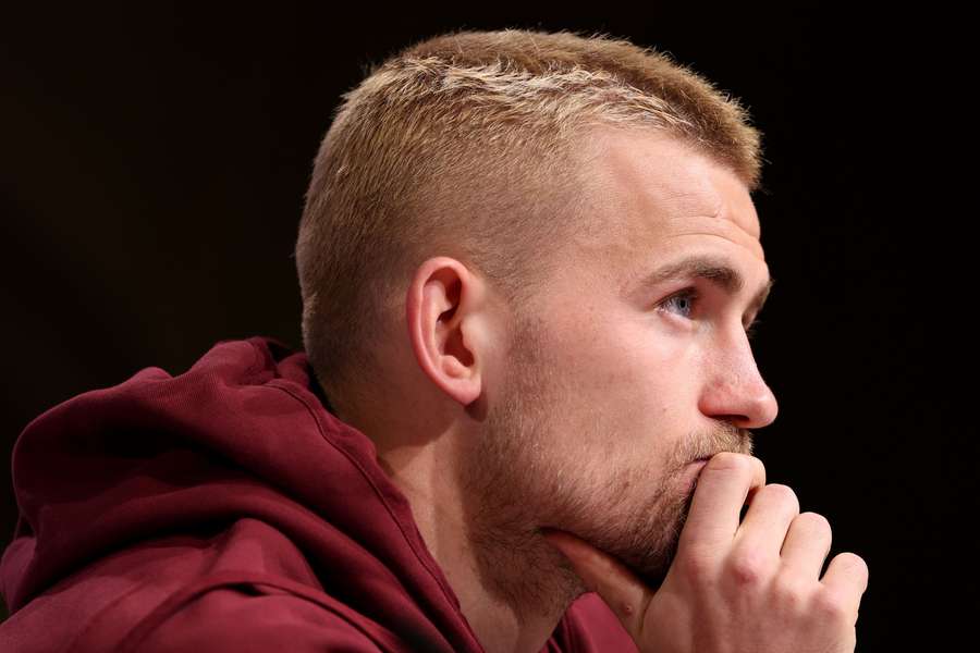 Matthijs de Ligt tijdens tijdens de persconferentie voor de CL-return tegen Lazio