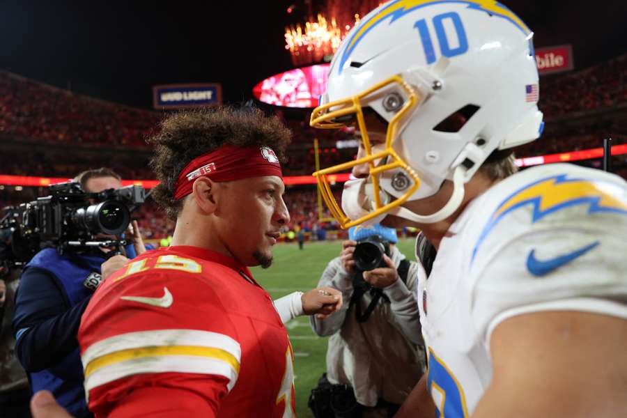 Patrick Mahomes e Justin Herbert cumprimentam-se após duelo na última temporada da NFL