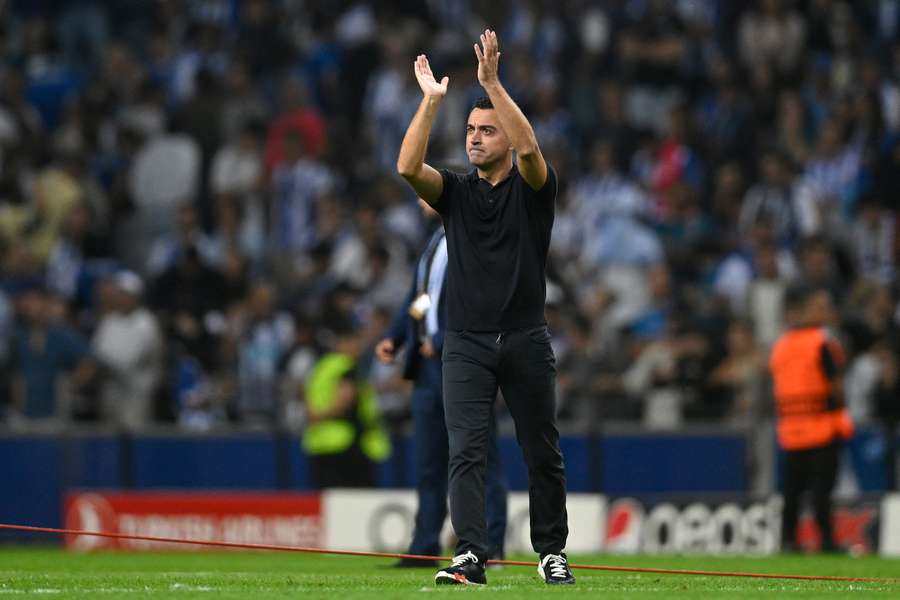 Xavi agradece o apoio dos culés que estiveram no Estádio do Dragão, na cidade do Porto