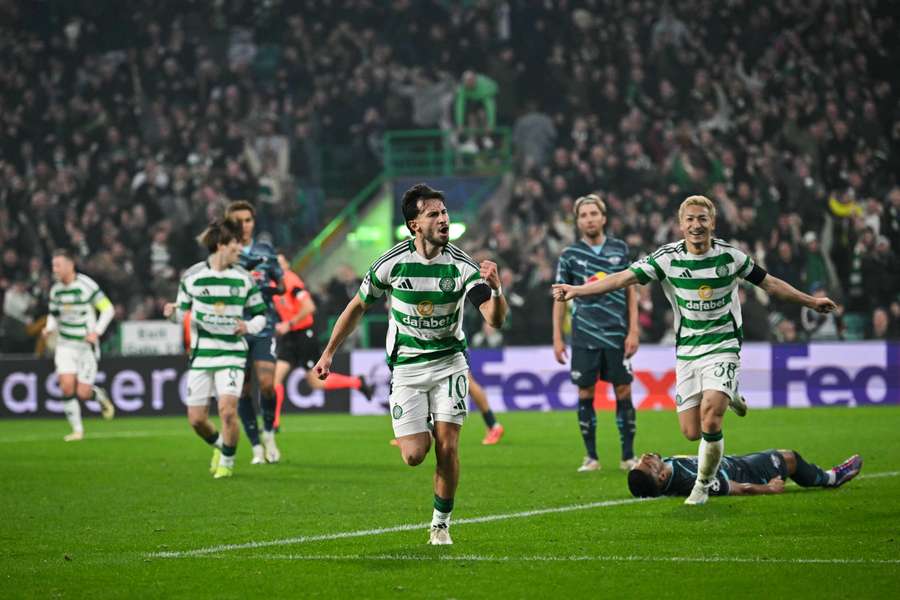 El centrocampista alemán del Celtic #10 Nicolas Kuhn (C) celebra con sus compañeros el segundo gol de su equipo.