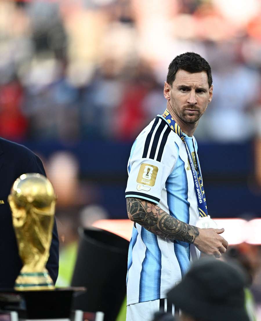 Leo Messi guarda la coppa Leo Messi guarda la coppa