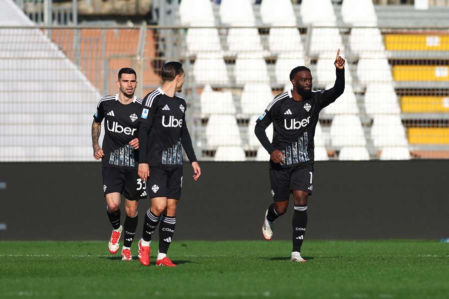 Ikoné celebra el gol anotado.