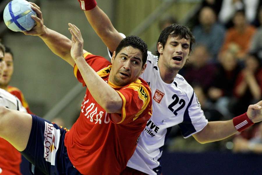 Rolando Uríos, contra Marcin Lijewsky, no Espanha-Polónia do Campeonato da Europa de 2006.