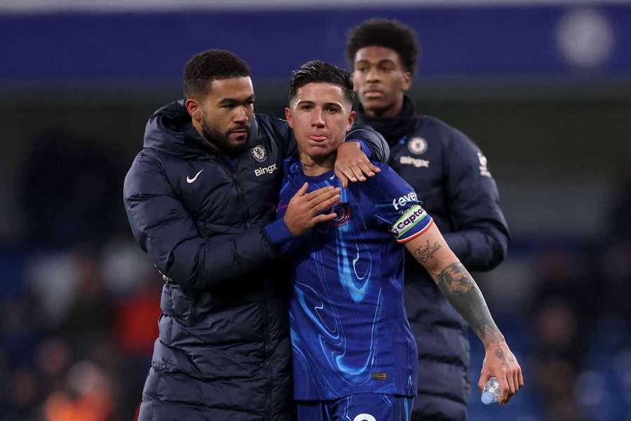 Reece James abrazando a su compañero Enzo Fernández