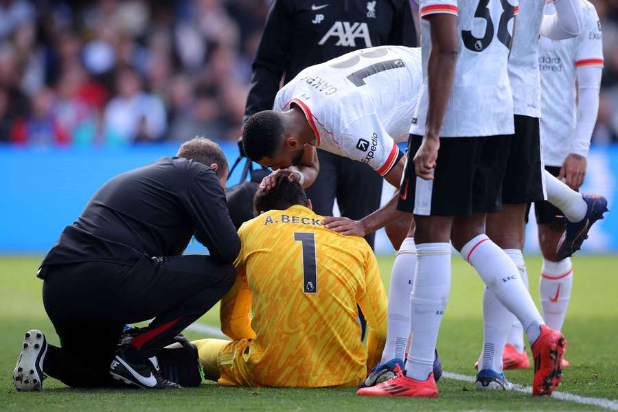 Alisson Becker raakte geblesseerd tegen Crystal Palace