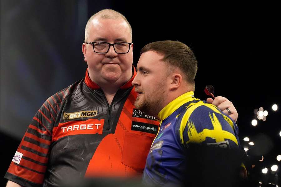 Luke Littler (r.) und Stephen Bunting arbeiten abseits des Oches zusammen.