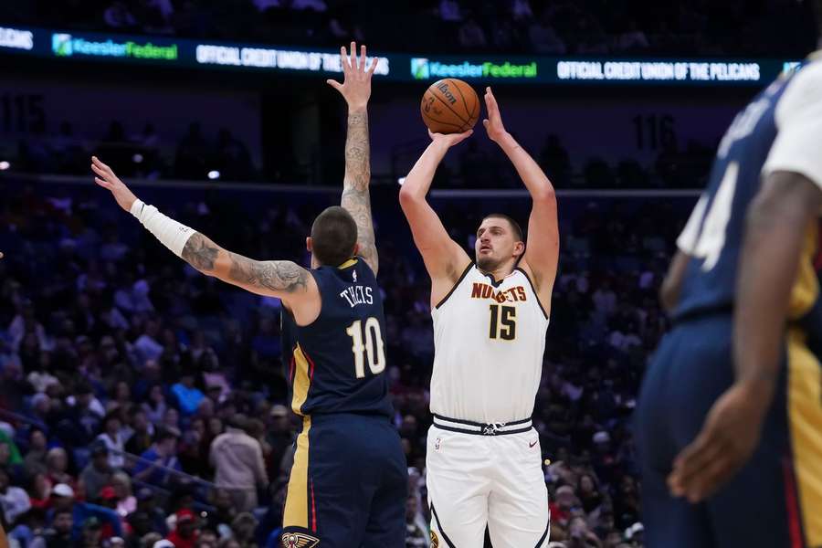 Theis (l.) im Zweikampf mit Jokic