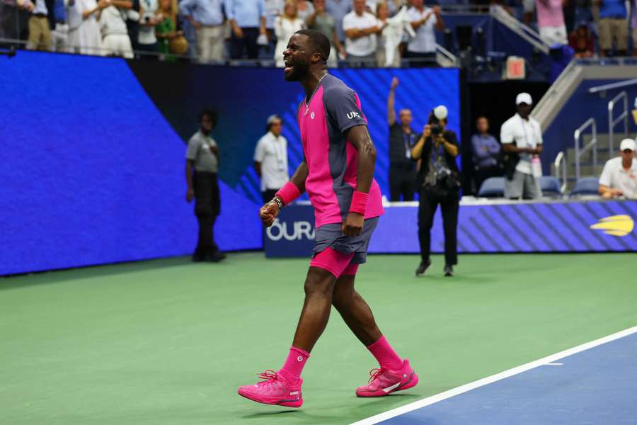 Frances Tiafoe segue em frente Frances Tiafoe segue em frente
