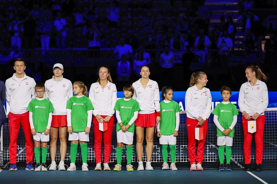 Od lewej: Świątek, Fręch, Linette, Chwalińska i Kawa podczas Billie Jean King Cup