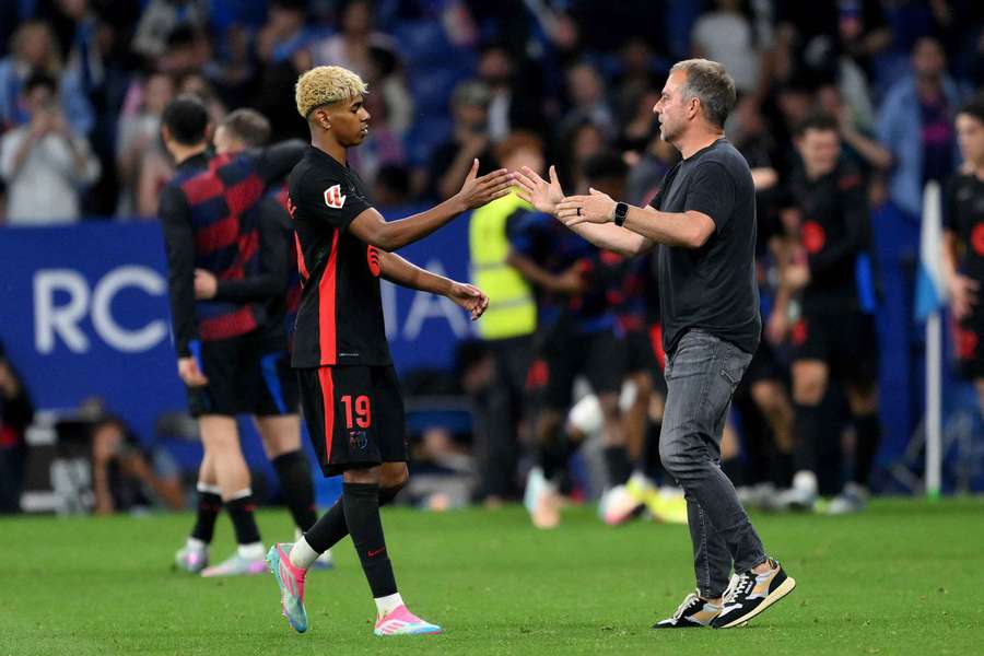 Hansi Flick (r.) ist der Meistermacher von Lamine Yamal (l.) und dem FC Barcelona
