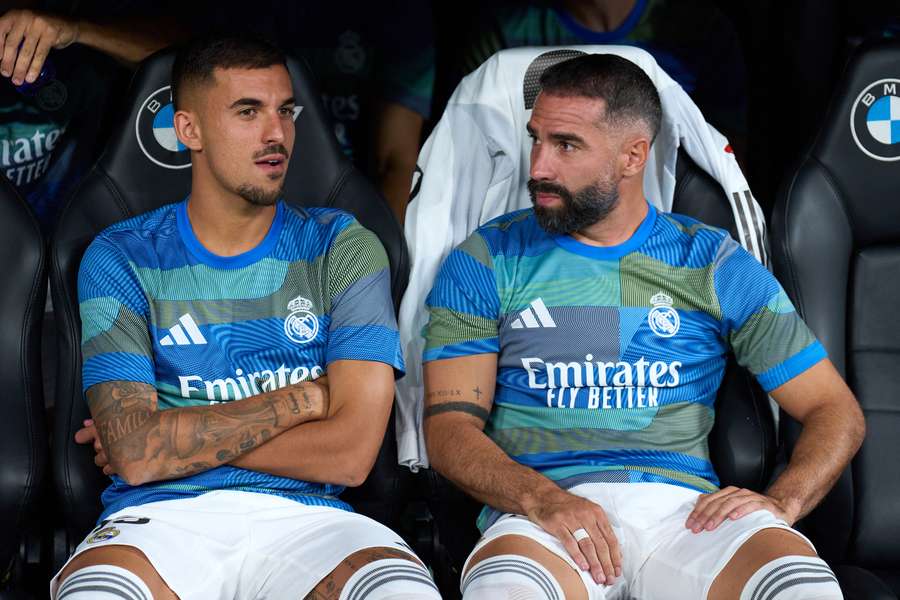Ceballos ao lado de Carvajal no banco do Real Madrid
