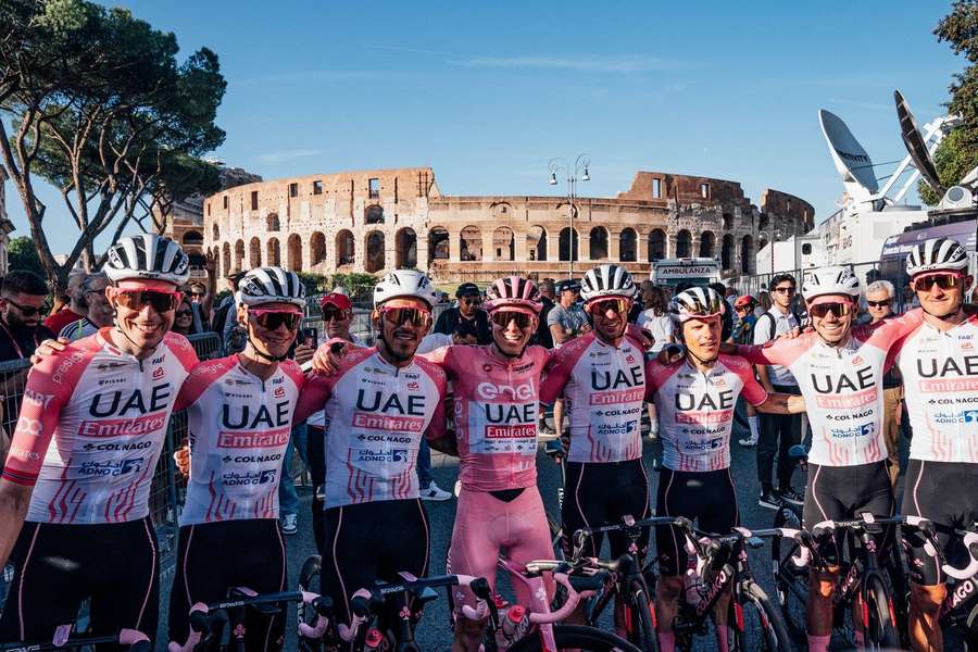 Tadej Pogacar en zijn ploeggenoten in de Giro d'Italia
