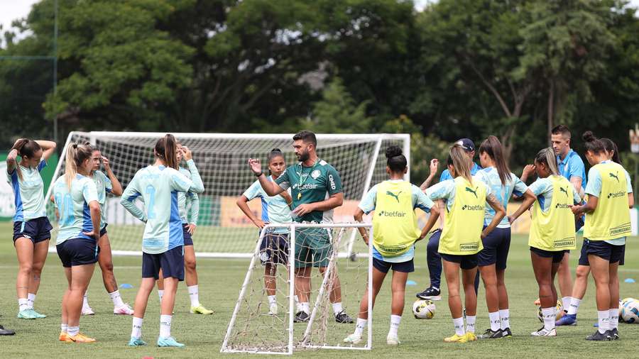 Palmeiras conta com seis estrangeiras em seu elenco