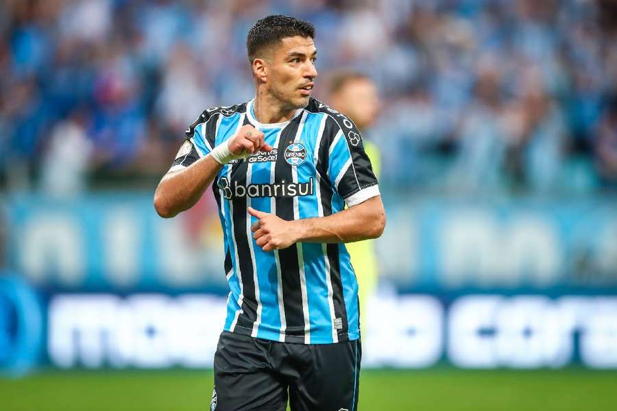 Suárez em ação na goleada do Grêmio sobre o Coritiba, no Brasileirão