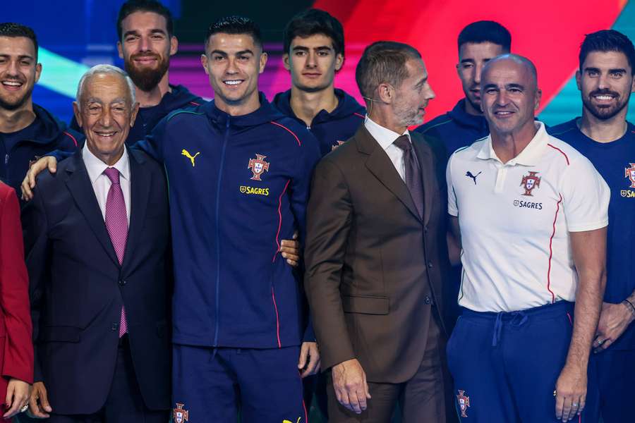 Roberto Martínez, a la derecha, junto a Ceferin