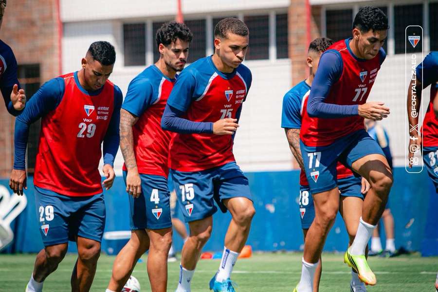 Jogadores do Fortaleza treinam para duelo com o Operário Jogadores do Fortaleza treinam para duelo com o Operário