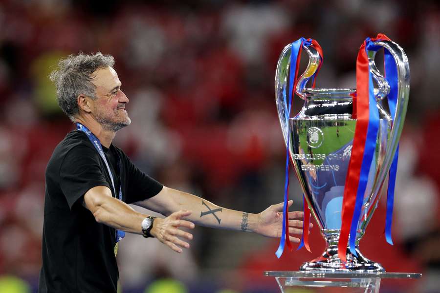 Luis Enrique darf zum dritten Mal in seiner Karriere den Henkelpott stemmen