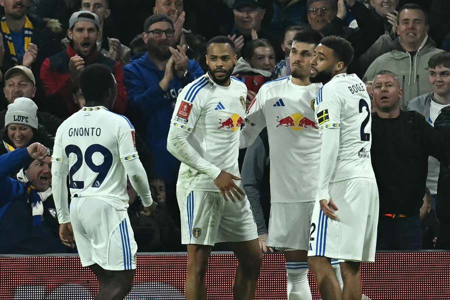 Leeds si po 24 letech zahraje čtvrtfinále FA Cupu. Leeds si po 24 letech zahraje čtvrtfinále FA Cupu.