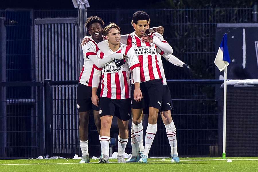 Isaac Babadi, Jason van Duiven en Mohammed Nassoh vieren een treffer voor Jong PSV