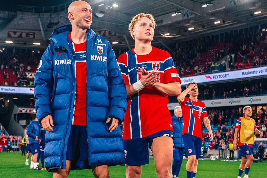 Andreas Schjelderup com Aursnes após o triunfo com a Dinamarca Andreas Schjelderup com Aursnes após o triunfo com a Dinamarca