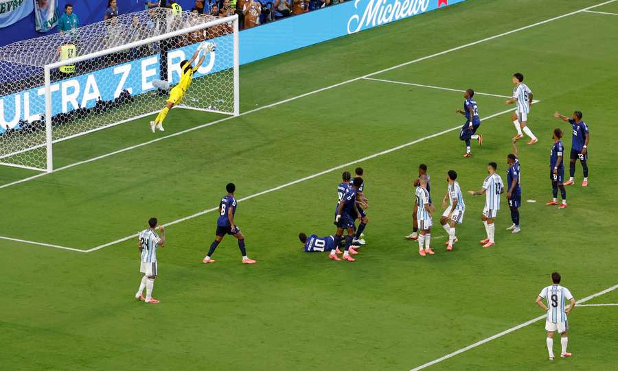 La punizione di Messi e il salvataggio di Vozinha La punizione di Messi e il salvataggio di Vozinha