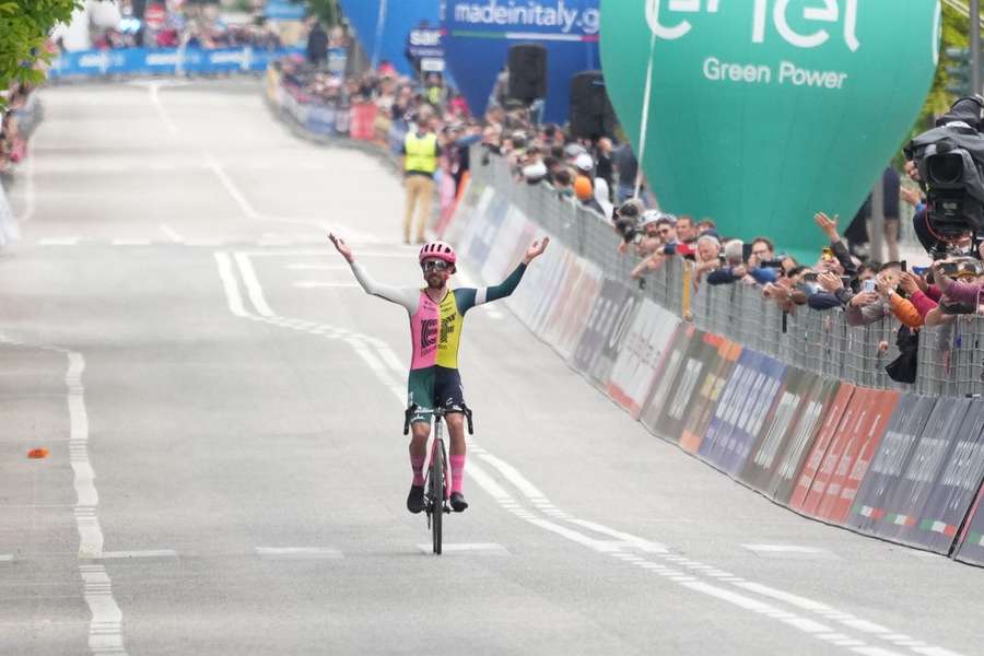 Ben Healy celbra em Fossombrone
