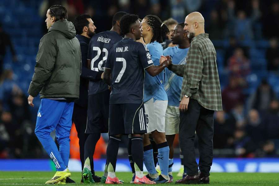 Vini saluda a Guardiola tras el partido