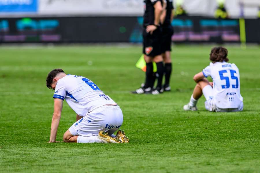 Fotbalisté Baníku Karel Pojezný a Artúr Musák po prohraném utkání v Teplicích.