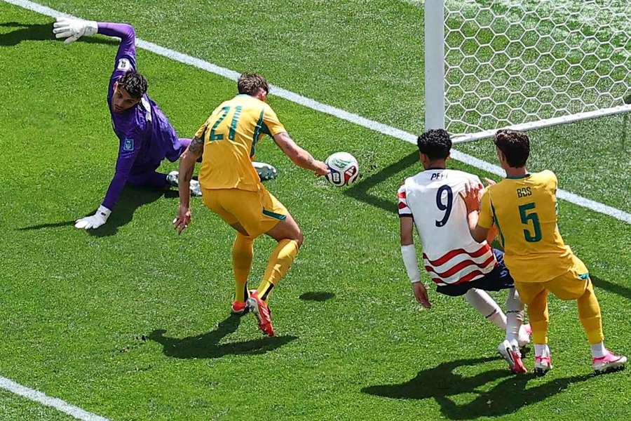 Austrália fez gol contra no duelo com os Estados Unidos