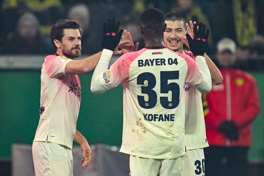Leverkusen slaví postup.