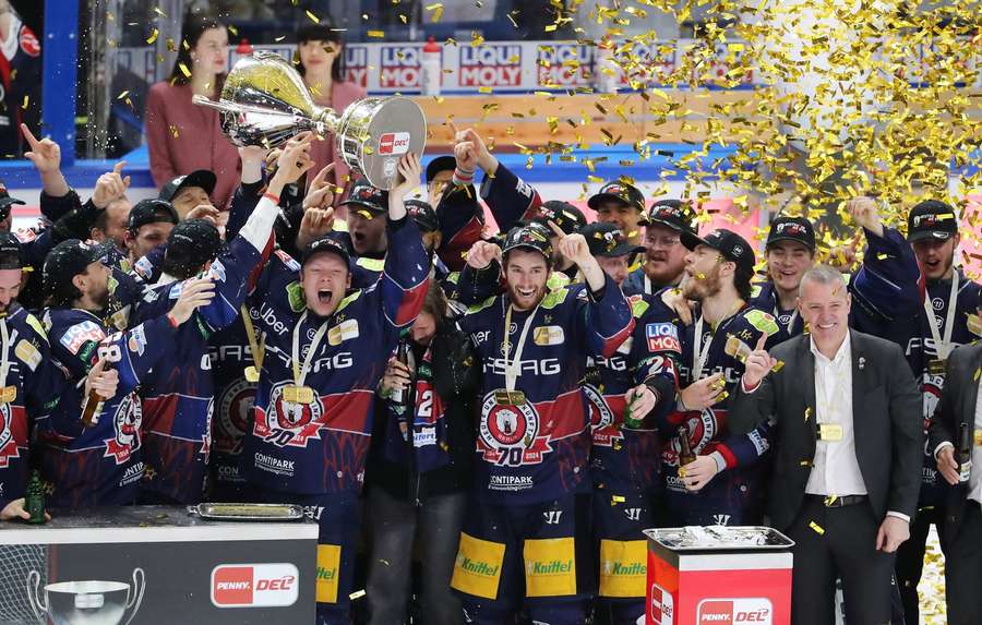 Die Eisbären jubeln über die erfolgreiche Titelverteidigung