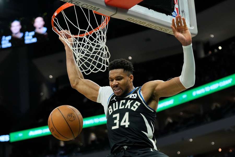 Antetokounmpo zmenil dres.