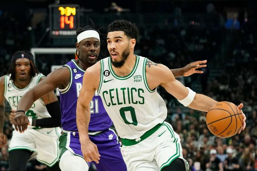 Jayson Tatum nastřílel proti Milwaukee 40 bodů.