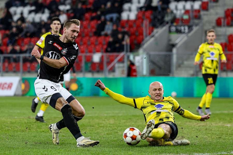 Łukasz Zjawiński i Michał Pazdan podczas meczu Wieczysta Kraków - Polonia Warszawa.