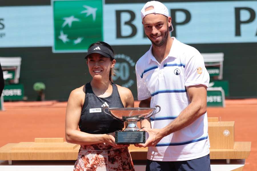 Miyu Kato (li.) und Tim Pütz (re.) mit der Siegestrophäe