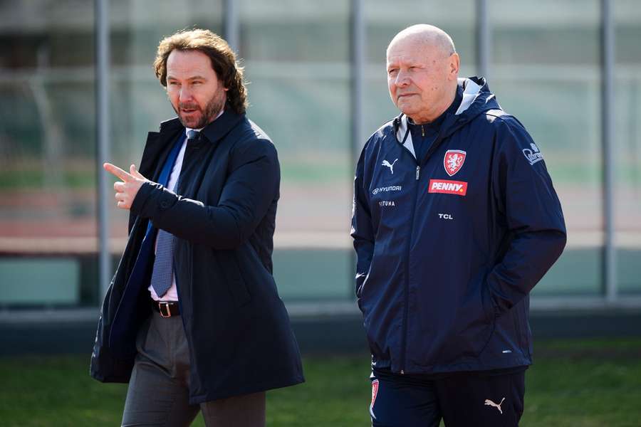 Spojení Pavla Nedvěda a Miroslav Koubka českému fotbalu svědčí. Spojení Pavla Nedvěda a Miroslav Koubka českému fotbalu svědčí.