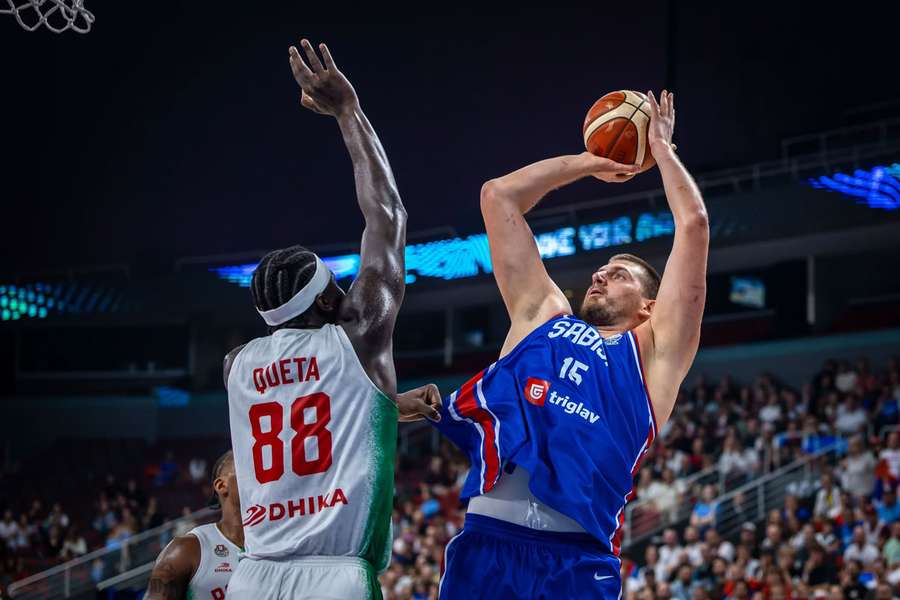 Neemias Queta tenta parar Jokic