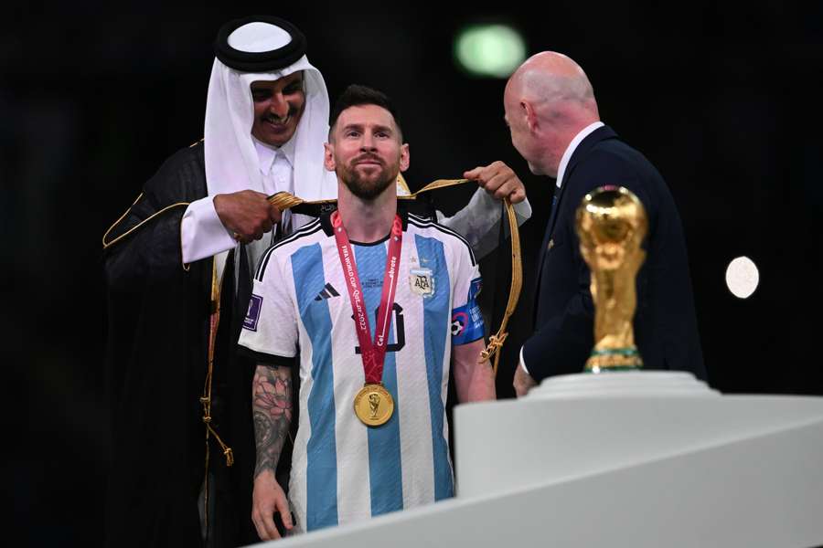 Tamim ben Hamad Al Thani cobriu os ombros de Lionel Messi com o bisht