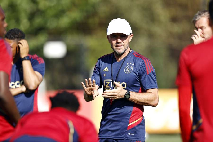 Trainer/coach Alfred Schreuder langs het trainingsveld van Ajax