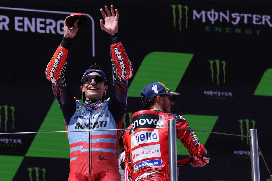 Marc Marquez assieme a Pecco Bagnaia sul podio di Montmeló