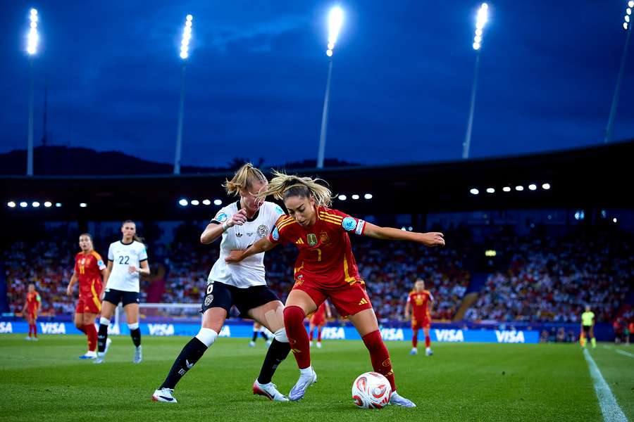 Olga Carmona protege la posesión del balón durante la semifinal ante Alemania en un estadio lleno