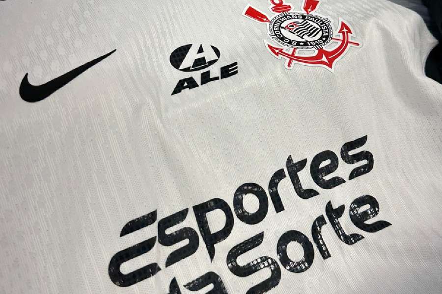 Camisa do Corinthians com o patrocínio do Esportes da Sorte ao centro