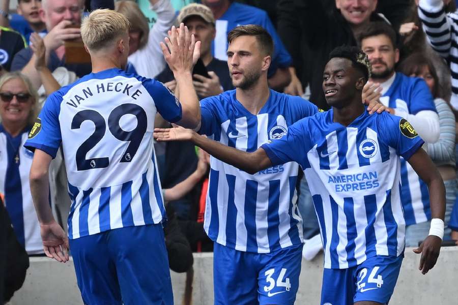 Simon Adingra viert zijn doelpunt samen met Jan Paul van Hecke en Joel Veltman